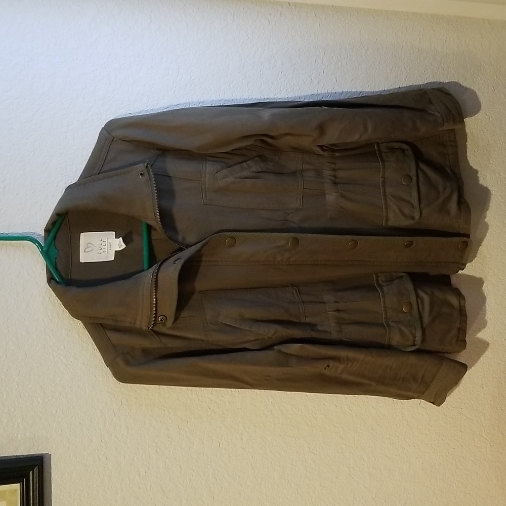 Nice Olive jacket, sz small, pockets, snaps, nice